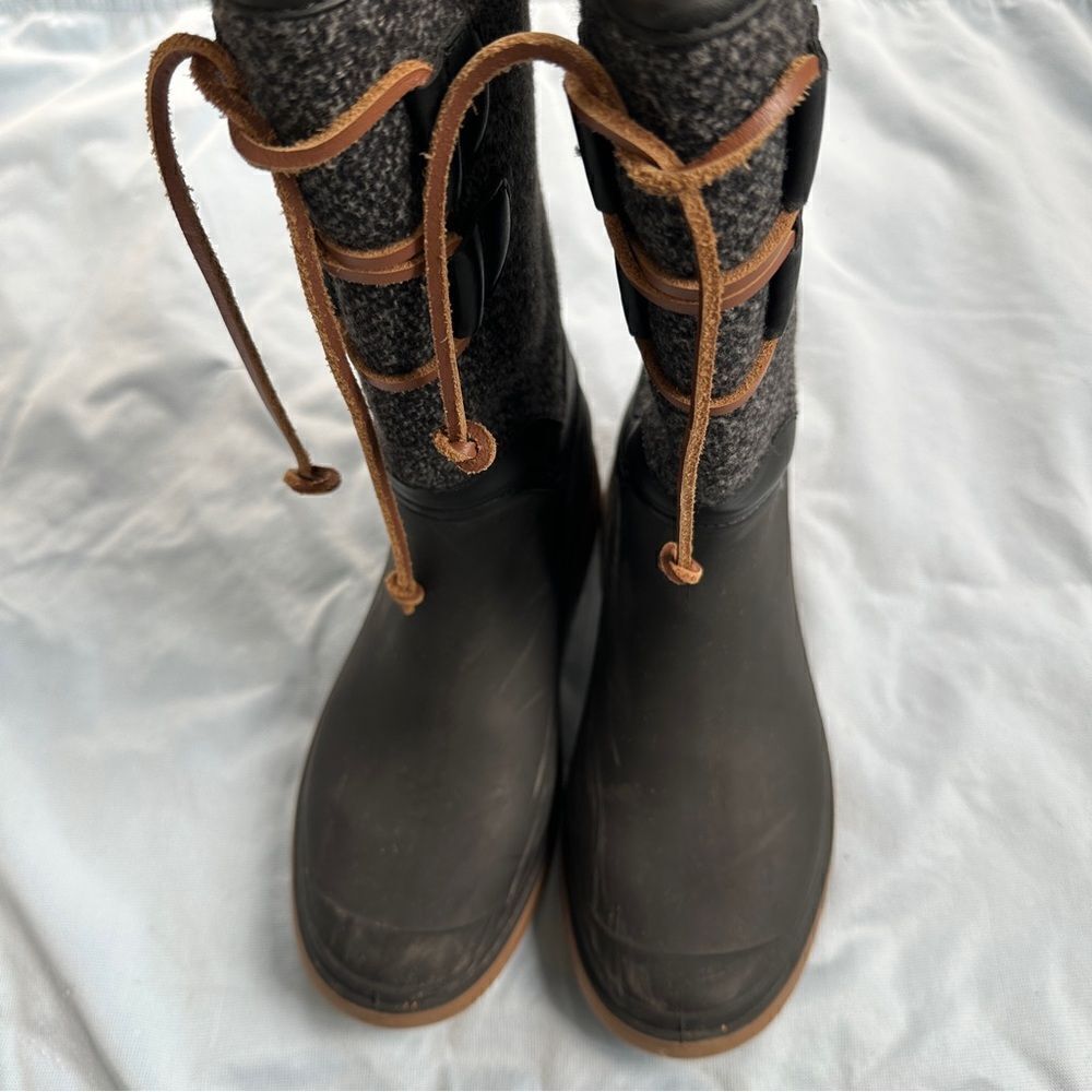 Women’s Size 7 Waterproof Alpine Waterproof Rain Boots in Grey Black